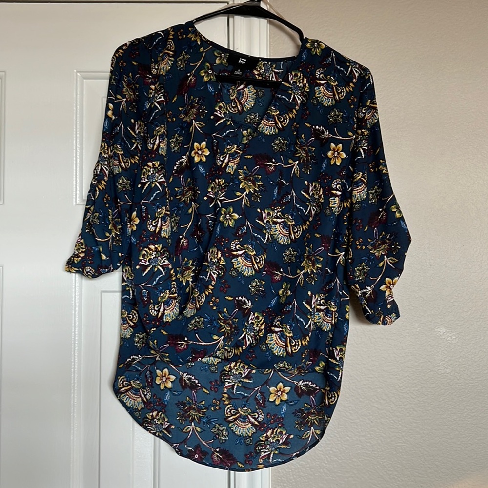 IZ BYER size small blouse v neck